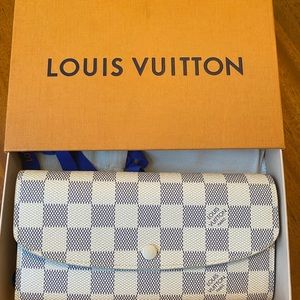 💯 Authentic Louis Vuitton “Sarah” Wallet